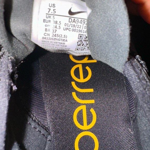 Nice color Nike shoes! - Picture 1 of 7